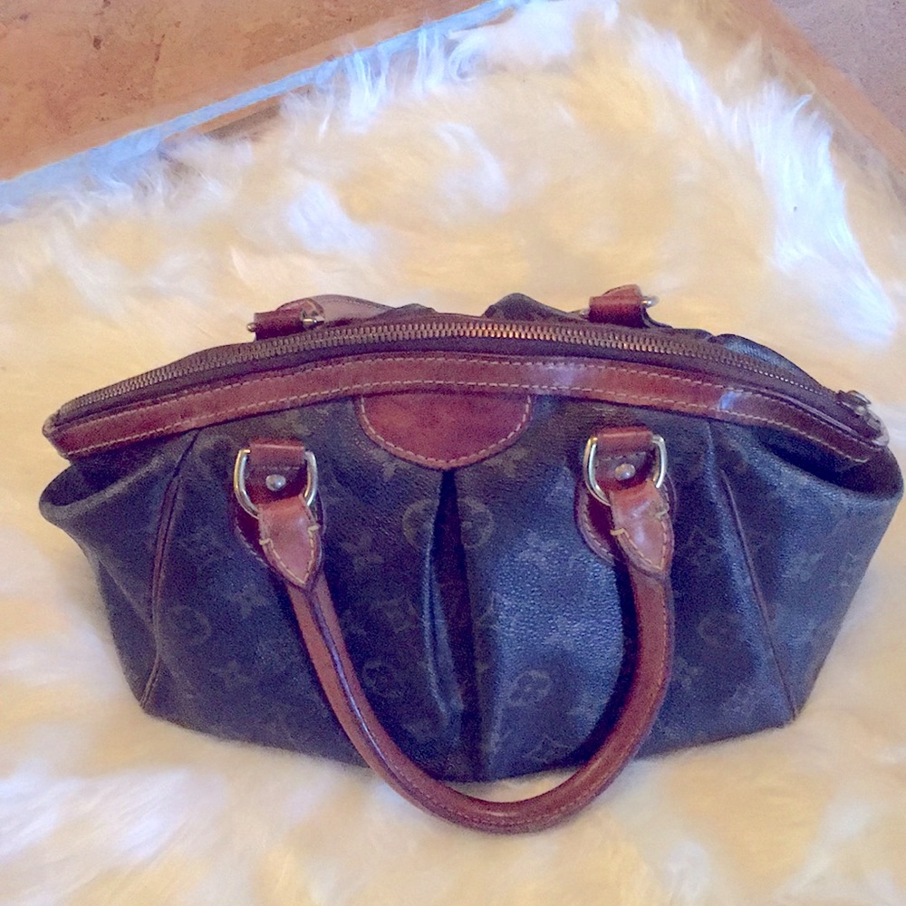 Authentic. Normal wear.  Missing Louis Vuitton pull tab.